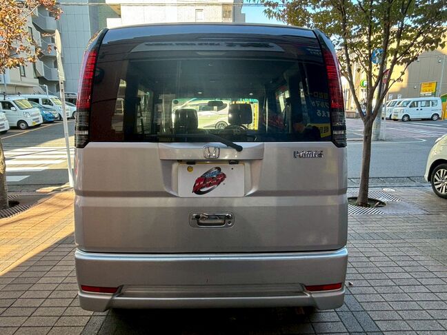 ウィンカーがクリアランプで高級感を演出しております。